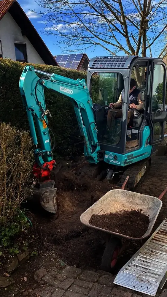 Erdarbeiten mit dem Minibagger am Grundstück